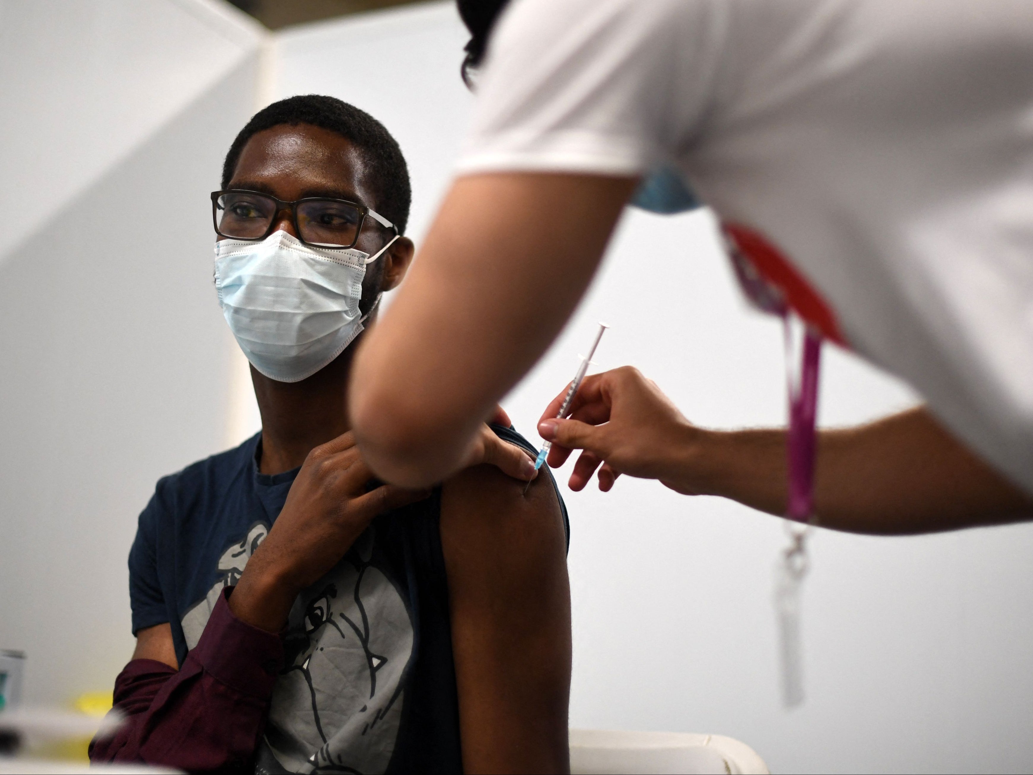 FDA da aprobación total a la vacuna Pfizer contra COVID-19