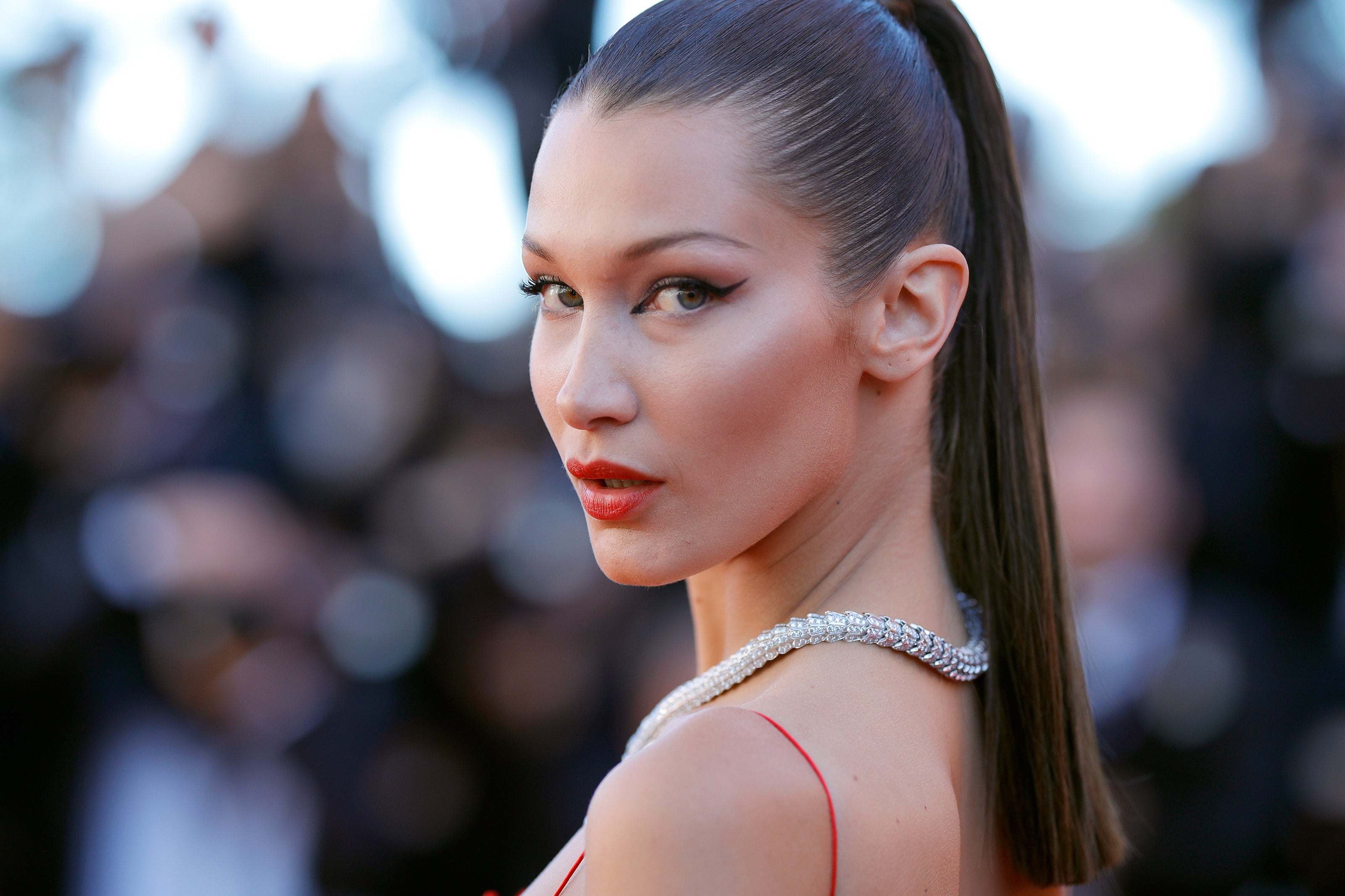 Bella Hadid sintió “enorme presión” para proyectar imagen de “sexbot” a los 17 años