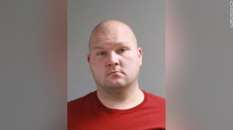 Conserje de secundaria se entrega a la policía antes del tiroteo que planeaba cometer en escuela