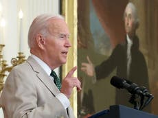 Biden rinde homenaje a Obama vistiendo traje color marrón en la semana de su cumpleaños