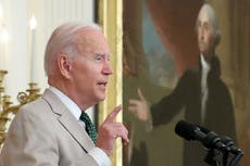 Biden rinde homenaje a Obama vistiendo traje color marrón en la semana de su cumpleaños