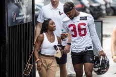 Simone Biles se reúne con su novio en Texas durante práctica de la NFL