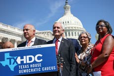 Demócratas de Texas se ausentan de la legislatura estatal y presentan demanda contra el gobernador republicano por proyecto de ley de votación