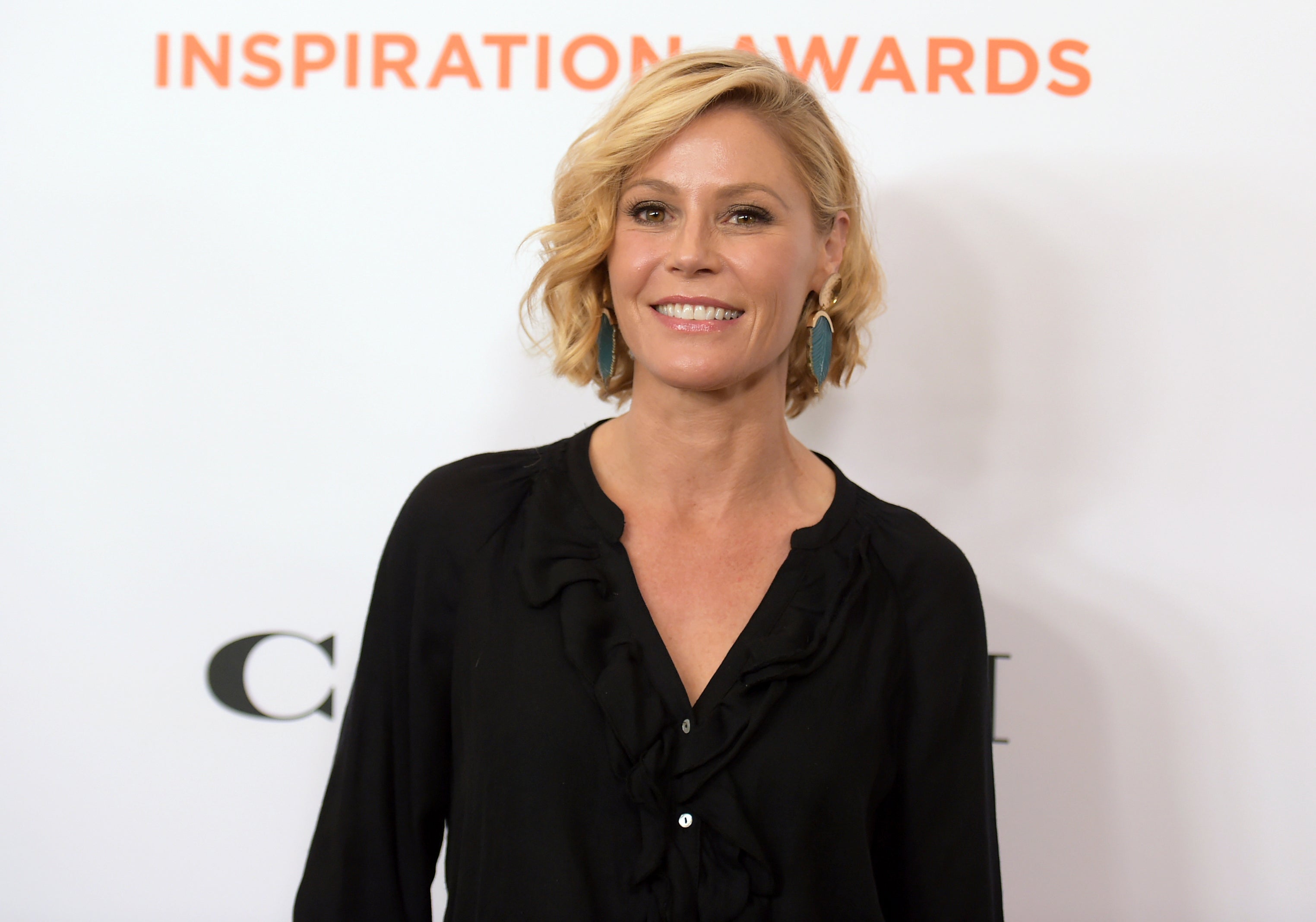 Julie Bowen de Modern Family habla sobre ayuda y rescate de una mujer herida en una caminata