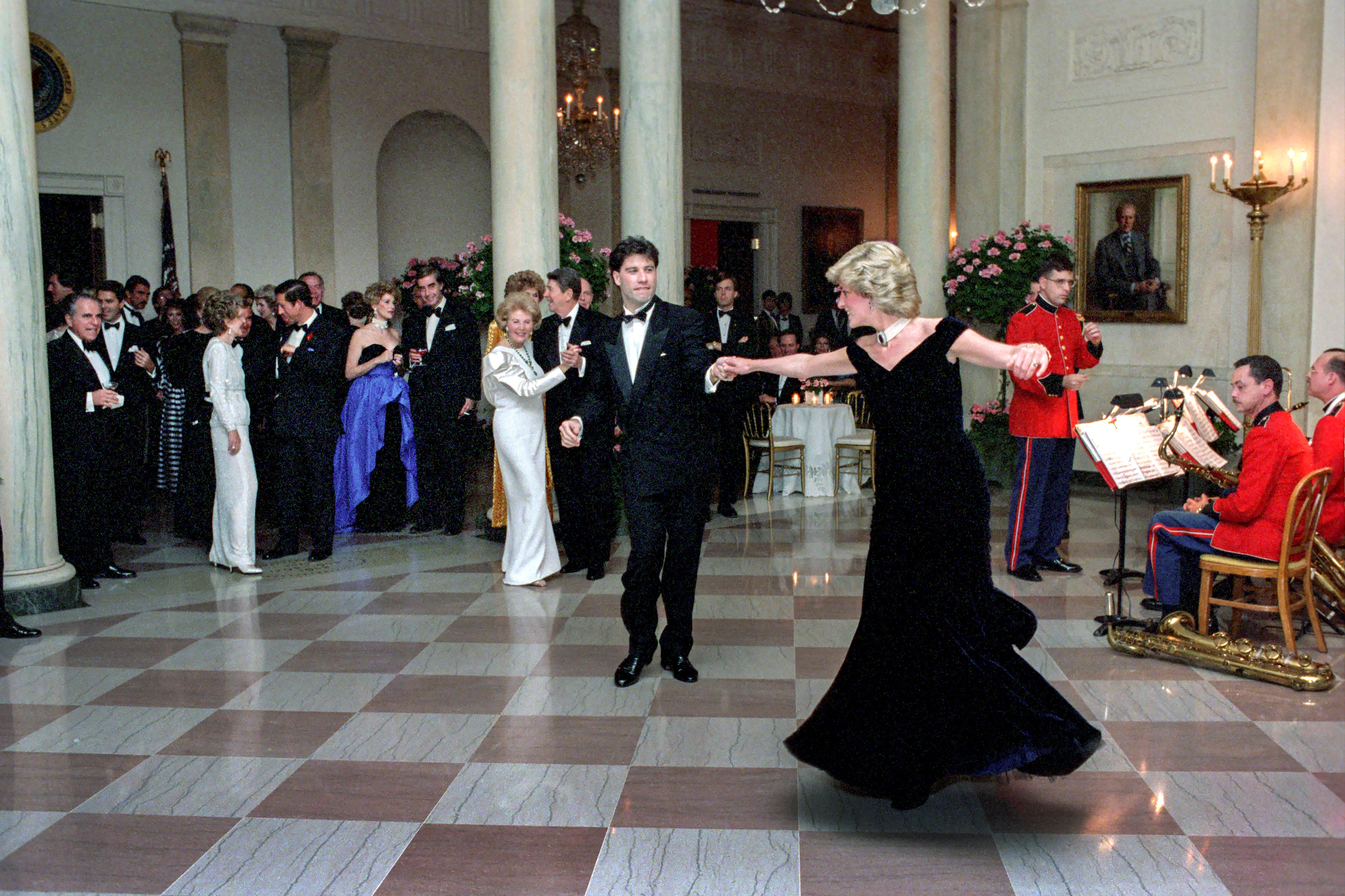 Diana bailando con John Travolta en la Casa Blanca en 1985