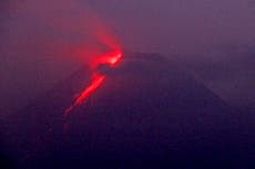 Volcán indonesio sigue expulsando lava y nubes de ceniza
