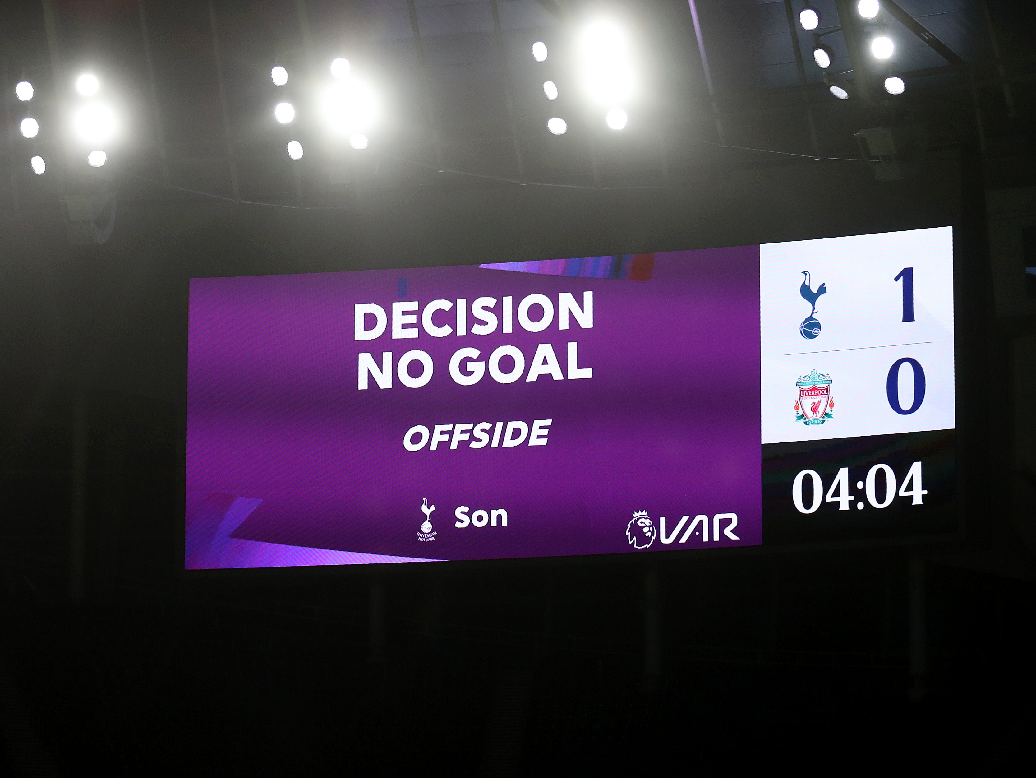 <p>Las repeticiones de los fuera de lugar ya no se mostrarán en las pantallas de los estadios.</p>