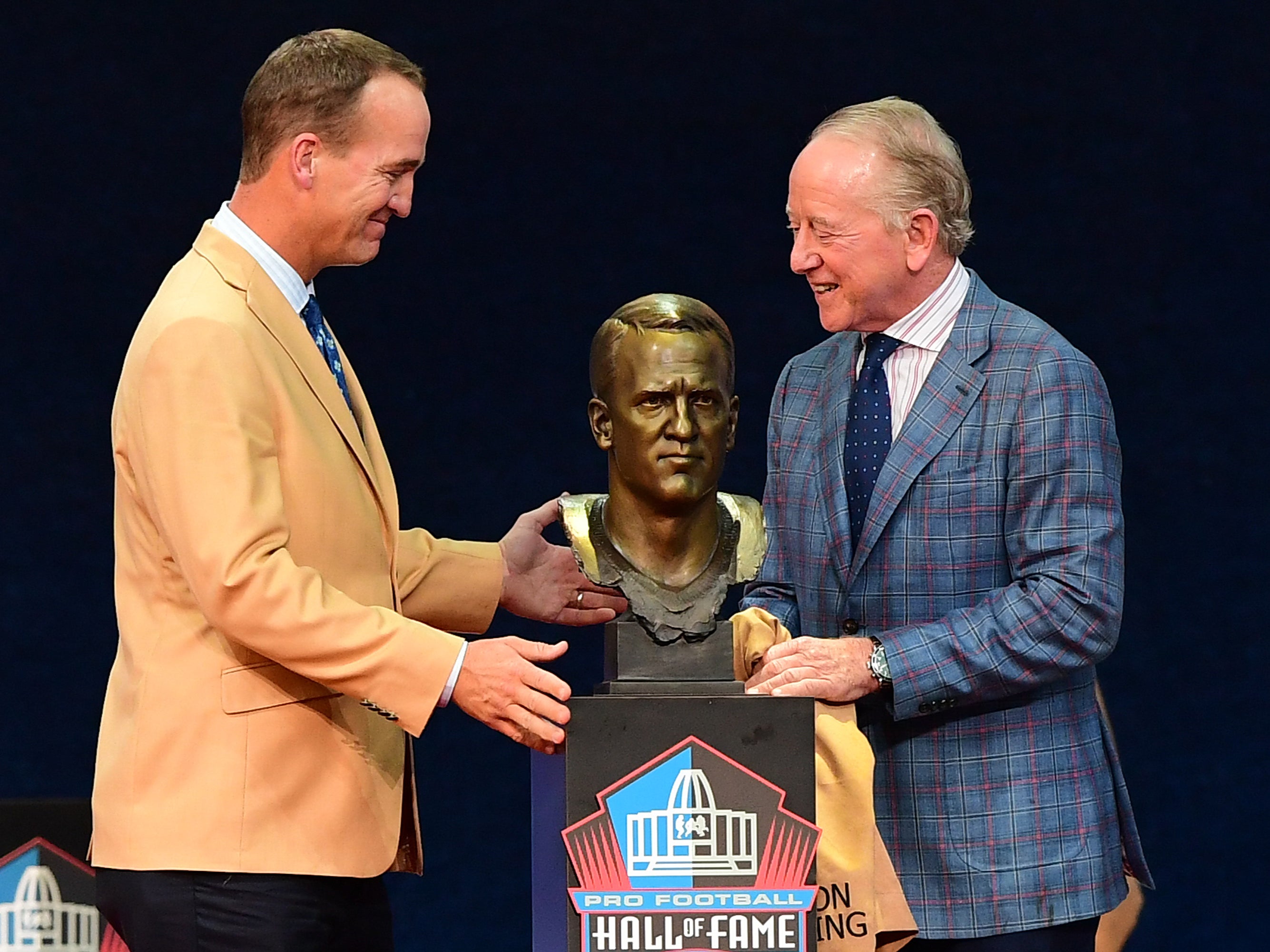  NFL: busto de Peyton Manning en el Salón de la Fama es ridiculizado por no parecerse en nada a la estrella