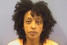 Mujer arrestada por presuntamente matar a su perro encerrándolo en el auto para “castigarlo”