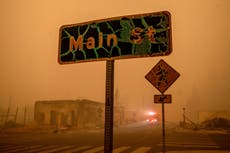 Aviones extintores reanudan vuelo en incendio en California