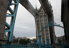 Vuelve a abrir puente de Londres tras falla mecánica
