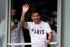 Miles de fanáticos del PSG reciben a Lionel Messi en París