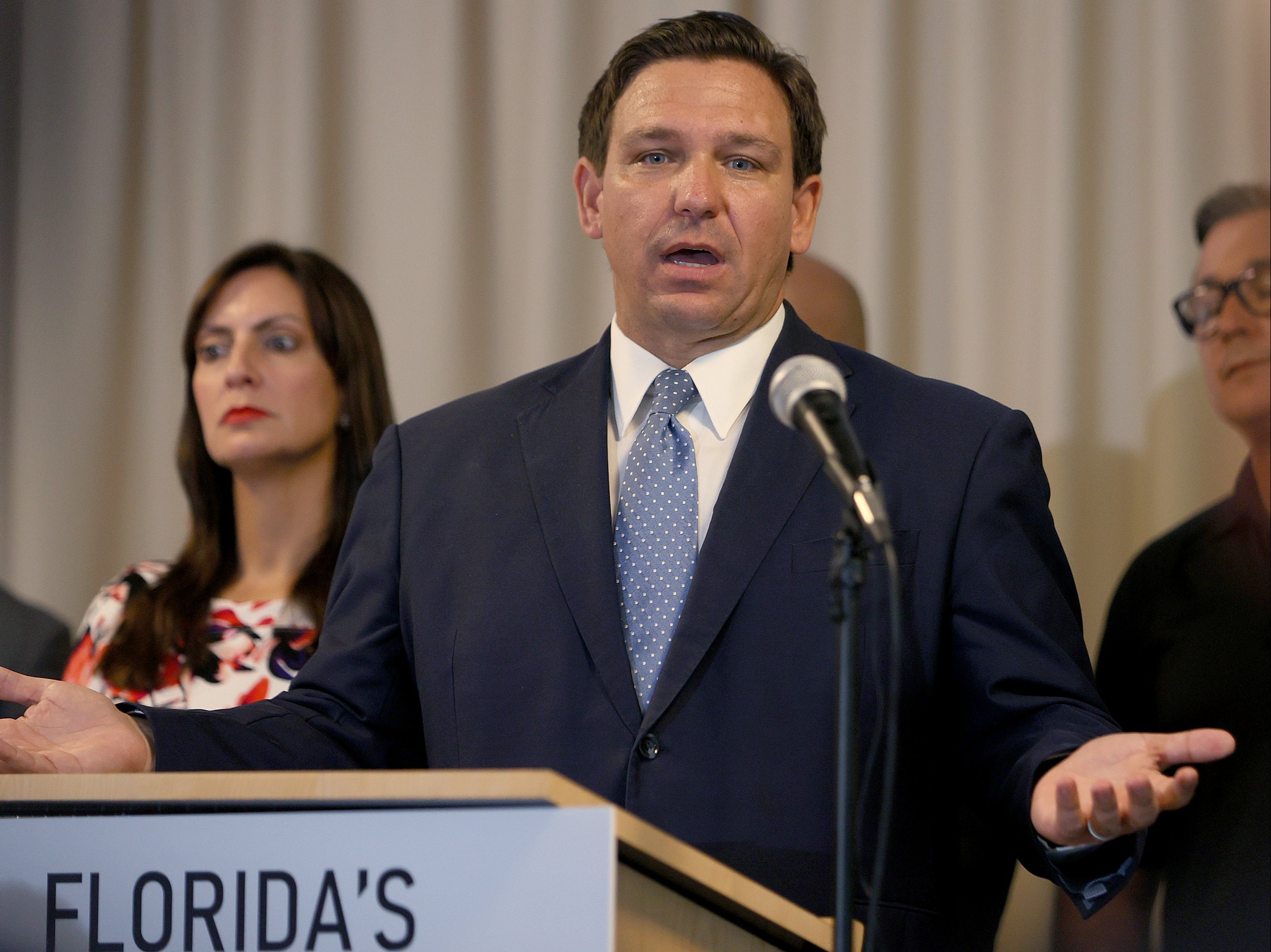 DeSantis afirma que las cubrebocas son una obsesión de los medios de comunicación
