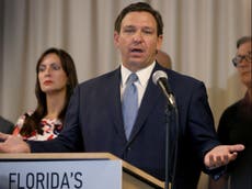 Gobernador de Florida dice que se podría negar salarios a líderes escolares tras enfrentamiento por cubrebocas
