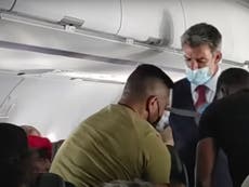Atan a adolescente con cinta adhesiva a asiento en vuelo de American Airlines tras intentar romper ventanilla