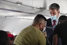 Atan a adolescente con cinta adhesiva a asiento en vuelo de American Airlines tras intentar romper ventanilla