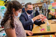 California ordena vacunación o pruebas de COVID a profesores