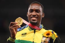 Medallista de oro de Jamaica busca a voluntaria de Tokio que lo salvó de perder final olímpica