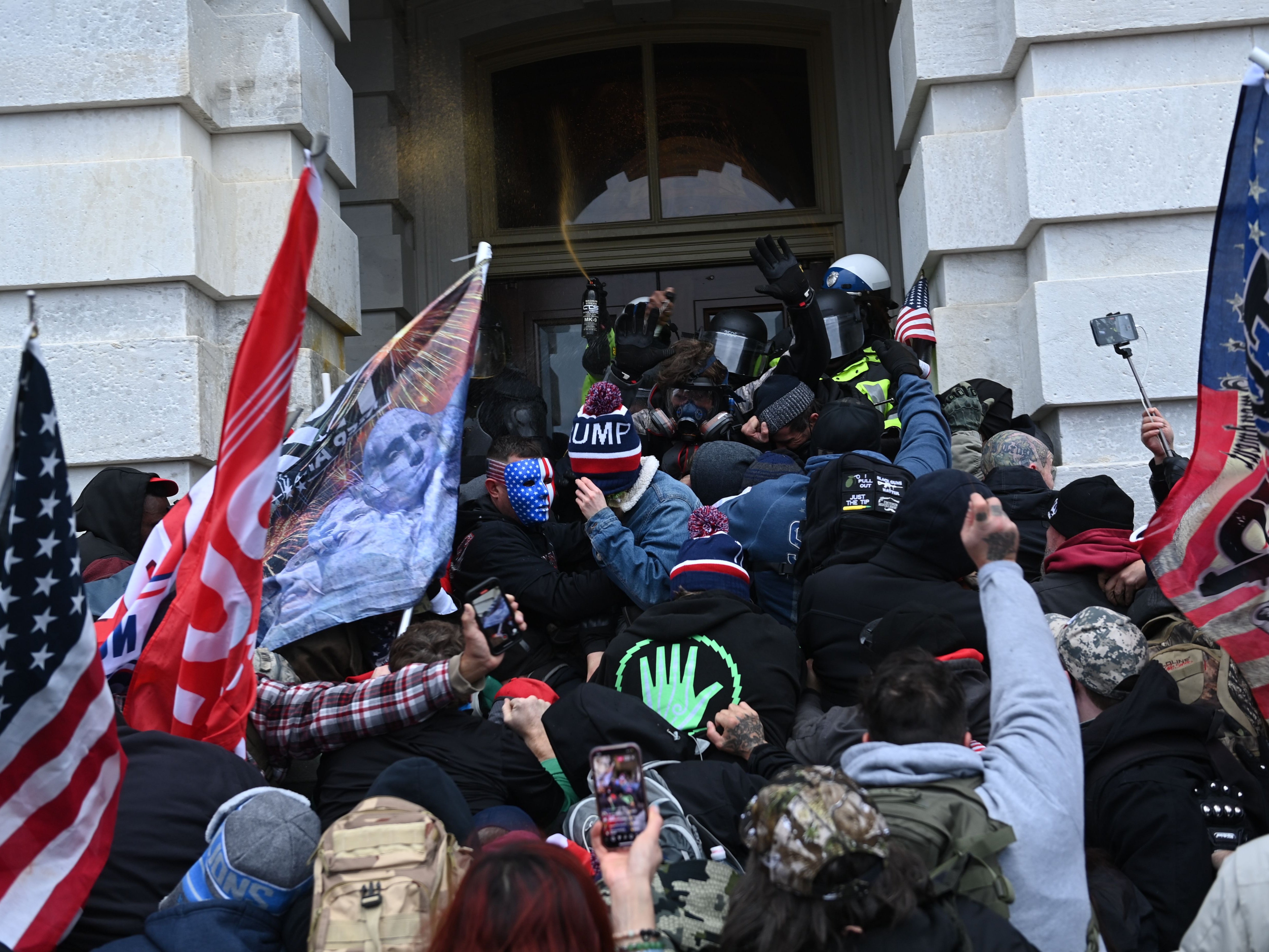 “Ya es suficiente”: oficina de Pelosi condena amenazas y ataques a oficial del Capitolio que disparó a Babbitt