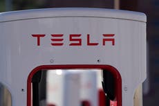 Víctimas de comunismo critican fondos a Tesla en Alemania