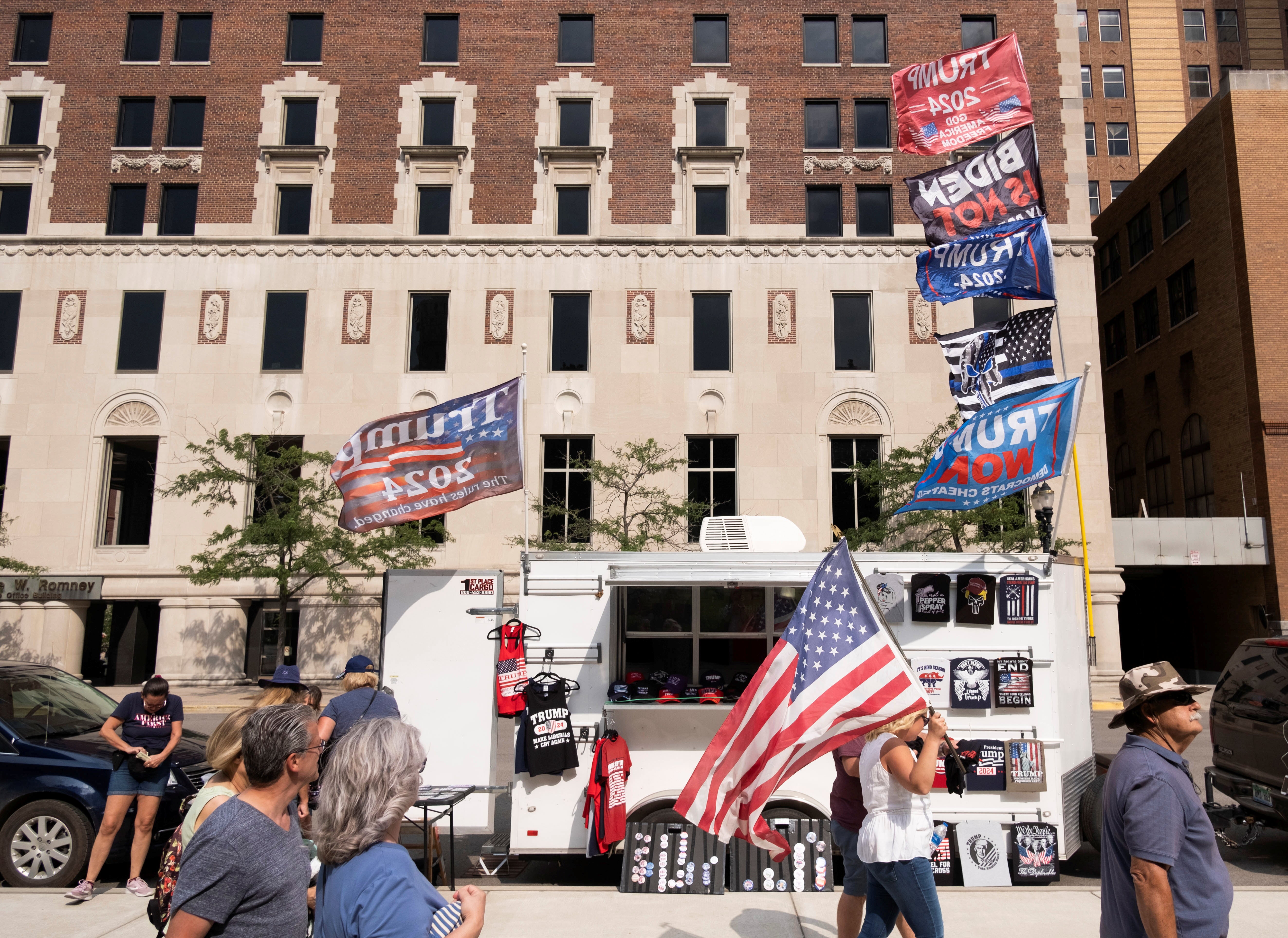 Casi un tercio de los votantes de Trump no se vacunarán, según encuesta