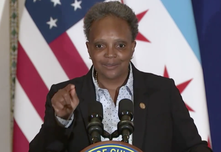 La alcaldesa de Chicago, Lori Lightfoot, critica los informes de que la policía le dio la espalda por la muerte de una mujer oficial
