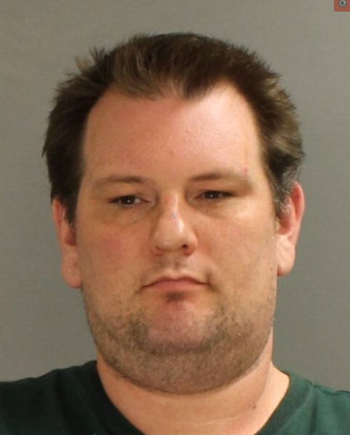 Acusan a un hombre de matar a su padre y colocar la cabeza en un plato dentro de un congelador 