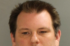 Acusan a un hombre de matar a su padre y colocar la cabeza en un plato dentro de un congelador