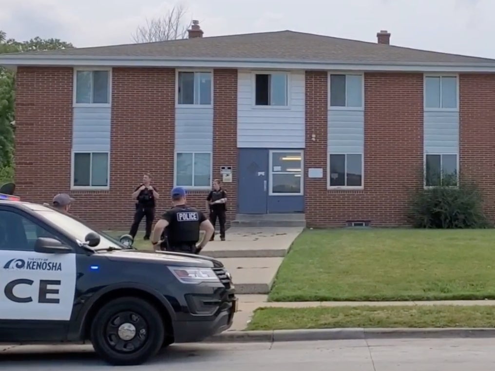 La policía espera afuera de un apartamento donde una mujer de 19 años disparó accidentalmente con un arma en la pierna a un hombre de 21 años después de que ella usó la mira láser del arma de fuego para jugar con un gato.