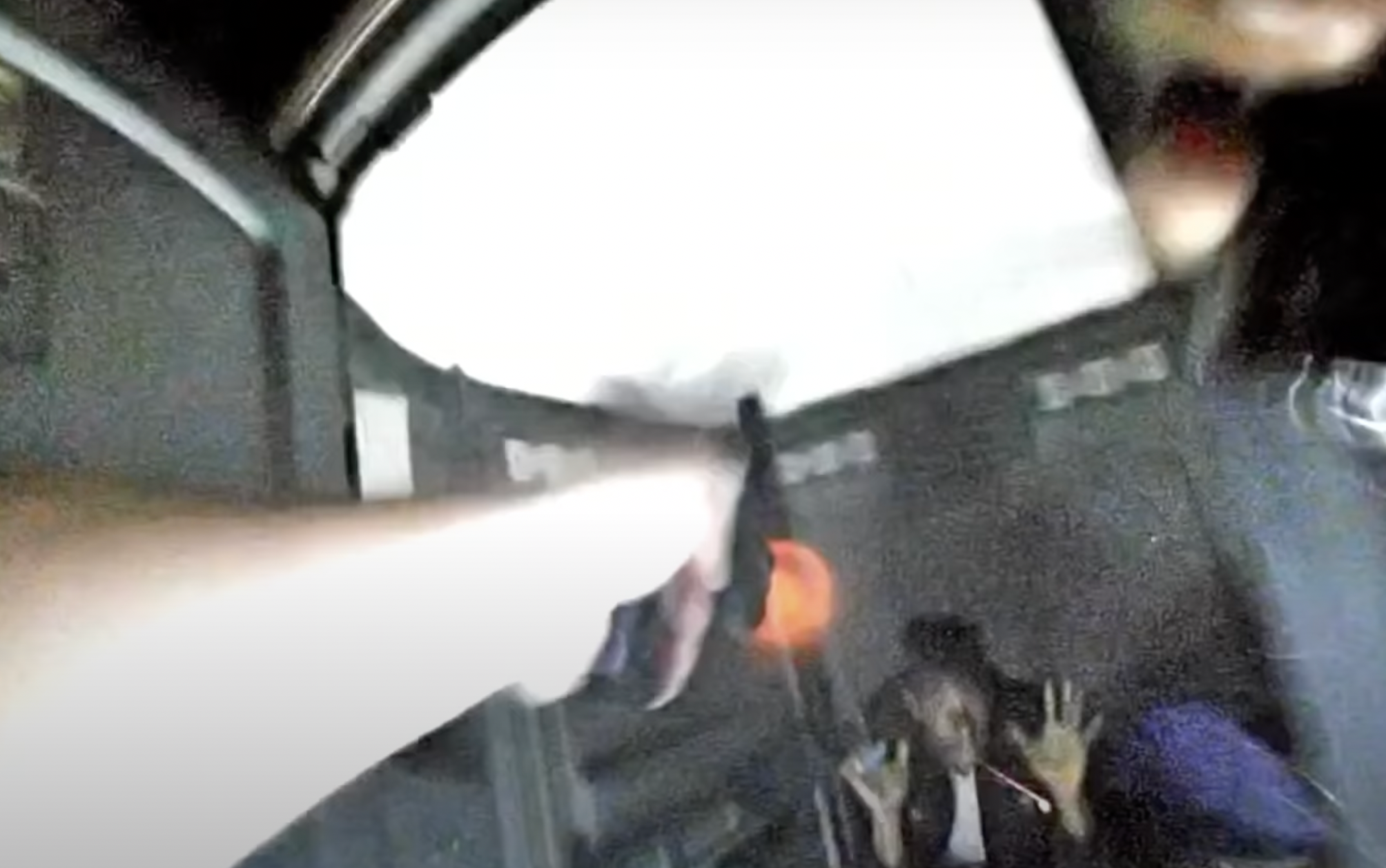 Policía de California dispara a afroamericano desarmado que se escondía en baño portátil durante persecución