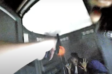 Policía de California dispara a afroamericano desarmado que se escondía en baño portátil durante persecución