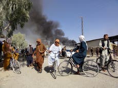 Talibanes toman región cerca de Kabul, atacan ciudad norteña