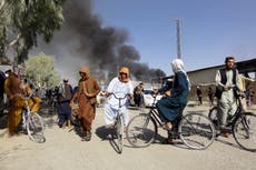 Talibanes toman región cerca de Kabul, atacan ciudad norteña