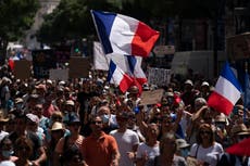 Miles denuncian el pasaporte-COVID en Francia