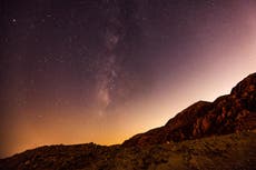 Científicos por fin tienen una explicación sobre luz radiante que proviene de las profundidades del espacio