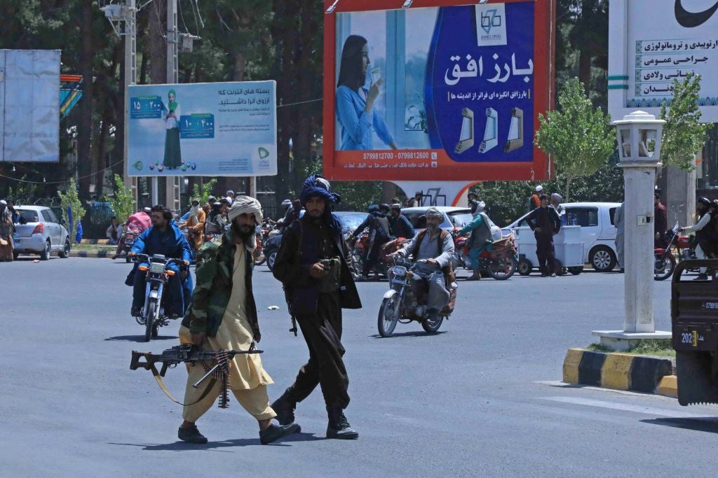 Talibanes patrullan la ciudad de Herat.