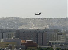 Estadounidenses transportados en avión desde la embajada de Kabul, mientras Blinken culpa al ejército afgano de “no poder defender el país”