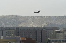 Estadounidenses transportados en avión desde la embajada de Kabul, mientras Blinken culpa al ejército afgano de “no poder defender el país”