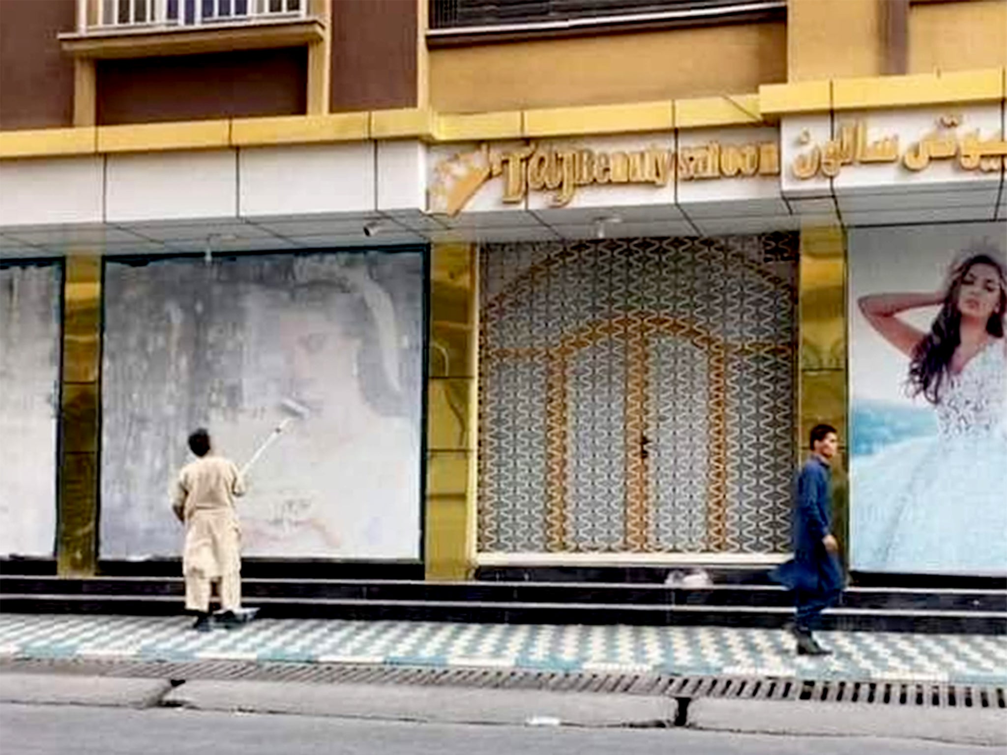Anuncios que muestran mujeres son borrados con pintura luego de la entrada de los talibanes en Kabul