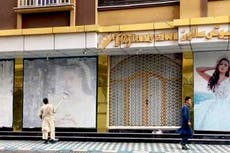 Anuncios que muestran mujeres son borrados con pintura luego de la entrada de los talibanes en Kabul