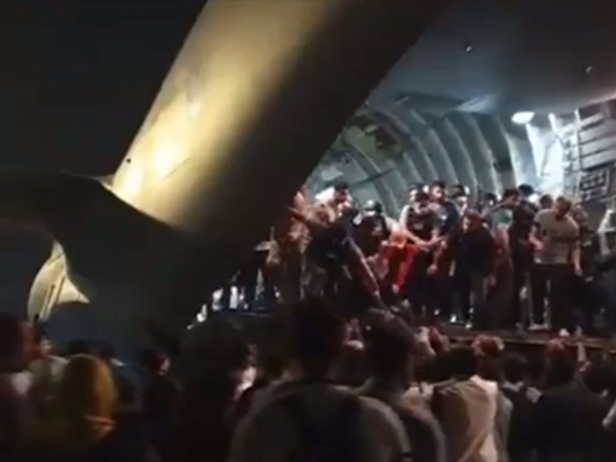  Aeropuerto de Kabul es abrumado por estadounidenses y afganos mientras los talibanes toman la capital