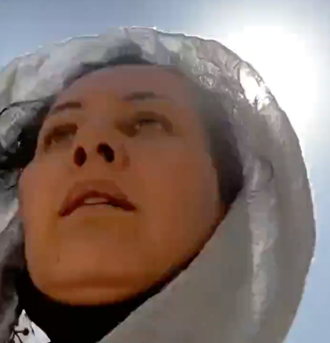 Afganistán: Video de cineasta afgana Sahraa Karimi en Kabul se vuelve viral, dice “vienen a matarnos”