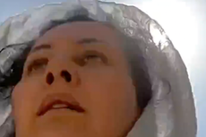 Afganistán: Video de cineasta afgana Sahraa Karimi en Kabul se vuelve viral, dice “vienen a matarnos”