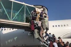 Mujeres atrapadas en Afganistán plagadas de miedo mientras los talibanes aumentan el control