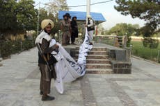 Talibanes confiscan armas de civiles en Afganistán porque “ya no las necesitan”