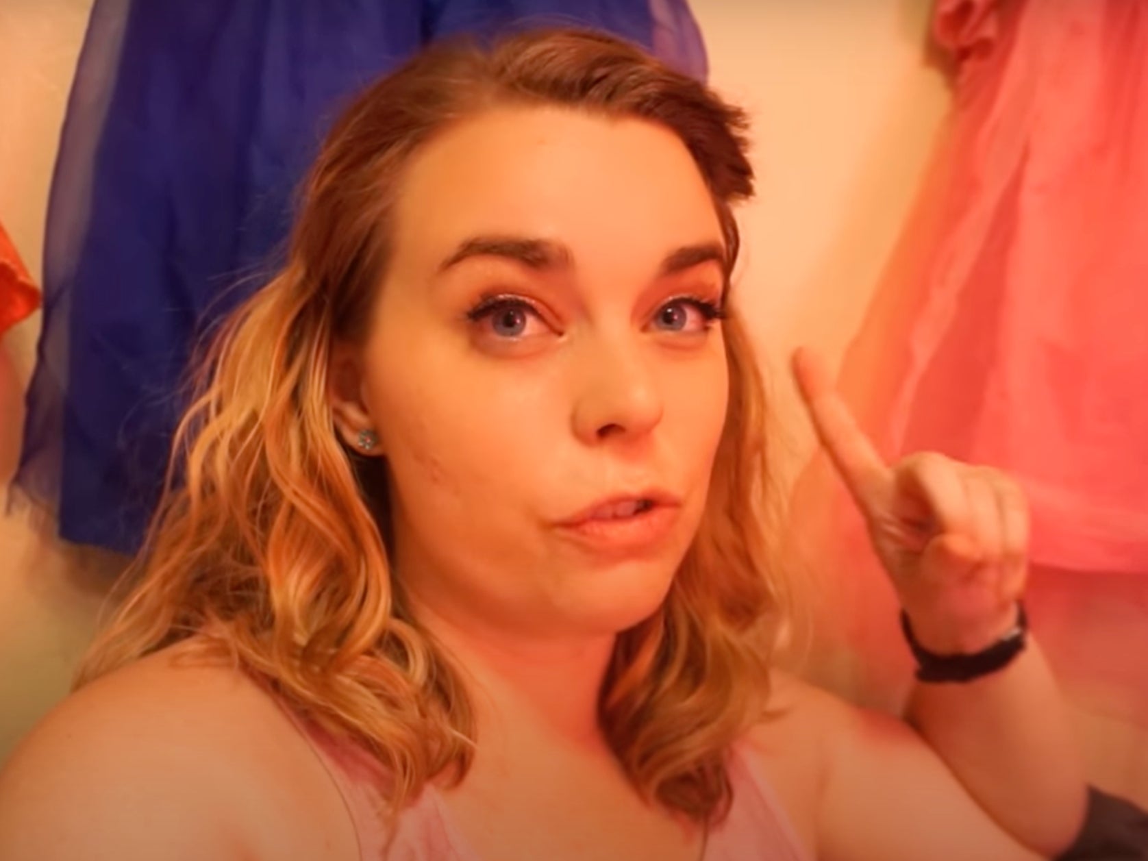 Madre pide cubrebocas en las escuelas después de que su hija contrajera COVID