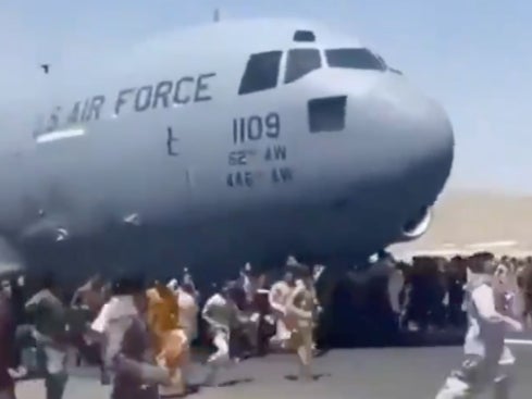 Editor de Washington Post pide a Biden evacuar a periodistas estadounidenses de Afganistán