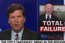 Tucker Carlson condenado por sus comentarios sobre refugiados afganos