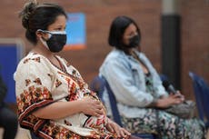 Vacunas contra COVID-19 no aumentan riesgo de aborto espontáneo, asegura MHRA