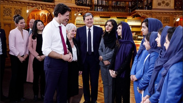 Un equipo de robótica de niñas de Afganistán se reunió con el primer ministro canadiense Justin Trudeau en 2018